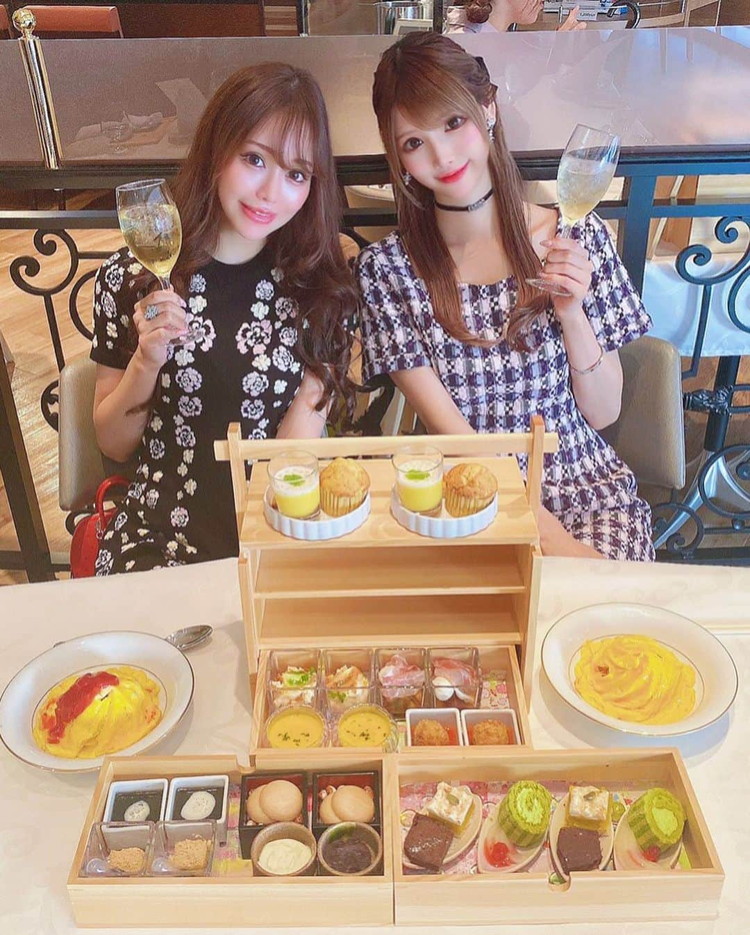 桜咲乃愛さんのインスタグラム写真 - (桜咲乃愛Instagram)「tcc GINZAのアフタヌーンティー🥂🧁💓☕️  木箱が可愛すぎた🥺💓💓💓✨  ゆみちゃんのお誕生日祝いさせてもらった🥰💕🎀  #アフタヌーンティー#GINZA#銀座アフタヌーンティー#女子会#カフェ巡り #銀座カフェ #tccginzaの洋食」11月4日 6時21分 - noasama1101