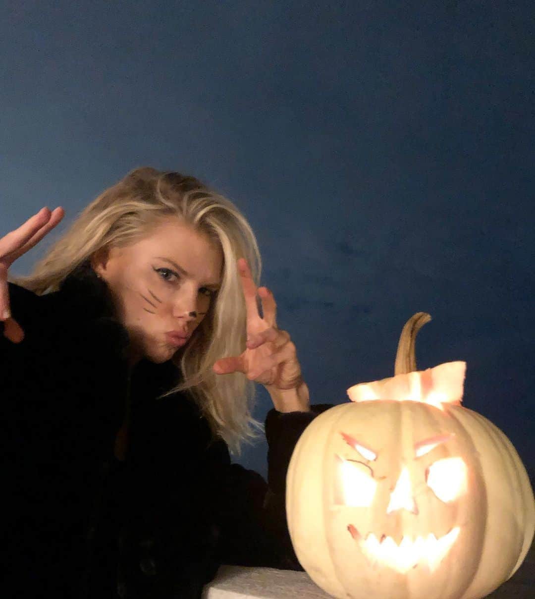 シャーロット・マッキニーのインスタグラム：「The only thing scarier than my pumpkin 🎃 is not Voting ! GO #vote it’s not too late !」