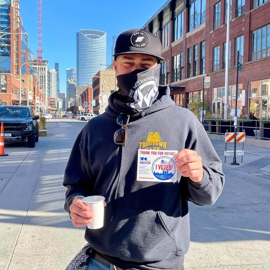 テイラー・キニーのインスタグラム：「Get out there if ya haven’t already VOTE if ya can! Some polling sites even have hot cider! Ha! #votewithlove」