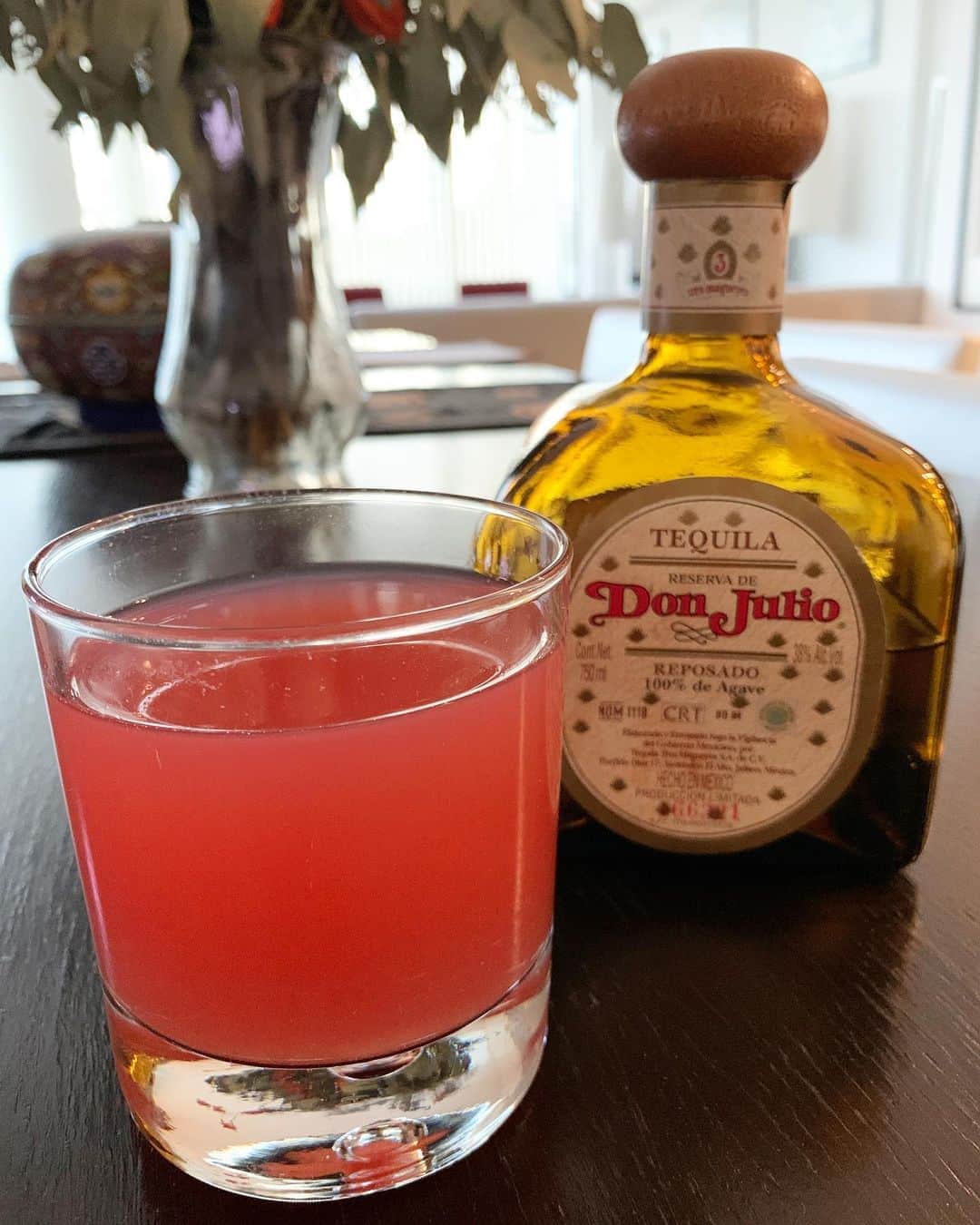 Monday満ちるさんのインスタグラム写真 - (Monday満ちるInstagram)「It’s going to be a long night... #electionday2020 #tequila #tequilahelps #cocktails #hibiscus #yuzu #unfilteredapplejuice #killah #doingMexicantonight #sowhathappenedtothatwall? #maythebestmanwin #andImeantheBESTMAN」11月4日 6時34分 - mondaymichiru
