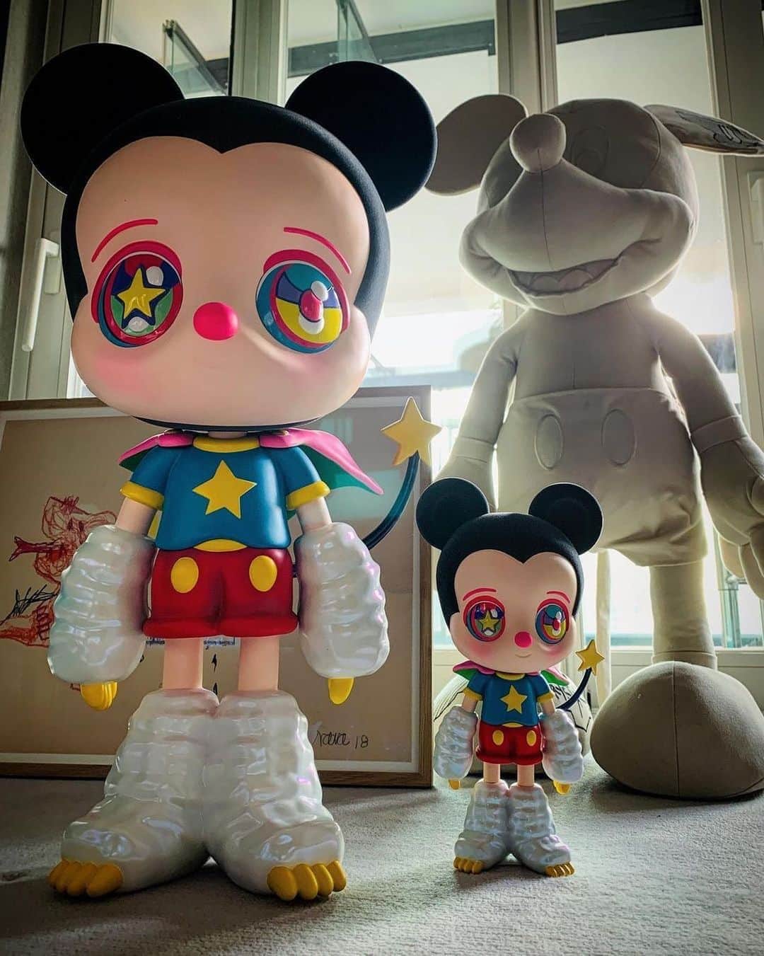 下田ひかりさんのインスタグラム写真 - (下田ひかりInstagram)「So many of you are posting your new Mickey figures!! Thank you! I love seeing them in their new homes! 😍❤️🖤❤️🖤 This pic is by @luyimaryart who got the big and mini size! Working on this project was a dream come true and I’m excited to be working on more things with @disney & @apportfolio soon!  Stay tuned! 😱☺️  #hikarishimoda #art #disney #mickeymouse #mickey #anime」11月4日 6時44分 - hikarishimoda
