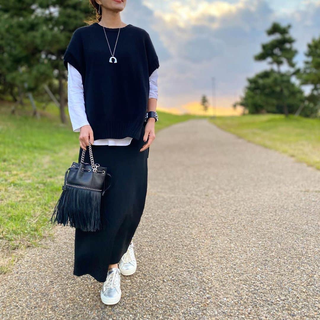 HandmadeLaboのインスタグラム：「🖤🤍🖤  @s_essentials_  のニットベストの着まわしコーデ𖥧𖦥𖦴  前回はpantsコーデだったので 今回はskirt×sneakerコーデに…⑅⃝︎⑅⃝︎⑅⃝︎  #sessentials #エスエッセンシャルズ   #モノトーンコーデ#ママコーデ #mineby3mootd #ニットコーデ#シャツコーデ #mamagirl#ニットベスト#locari_fashion #アラフォーコーデ#ロングスカート#スニーカー女子」