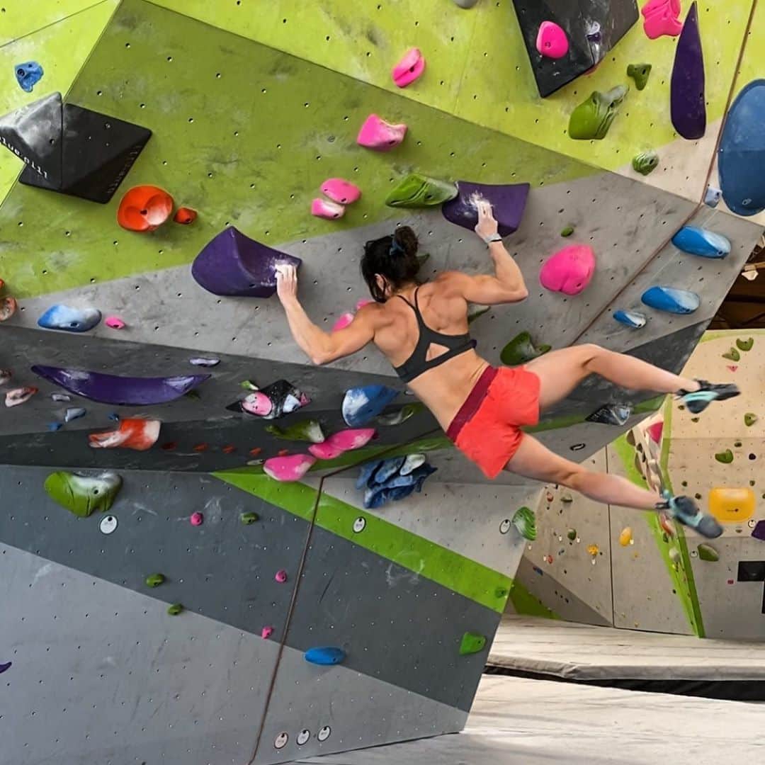 アレックス・パッチシオのインスタグラム：「Go and VOTE 🗳!!!  And then after go work out those shoulders! 😜 . @scarpana @organicclimbing @frictionlabs @evn_cbd」