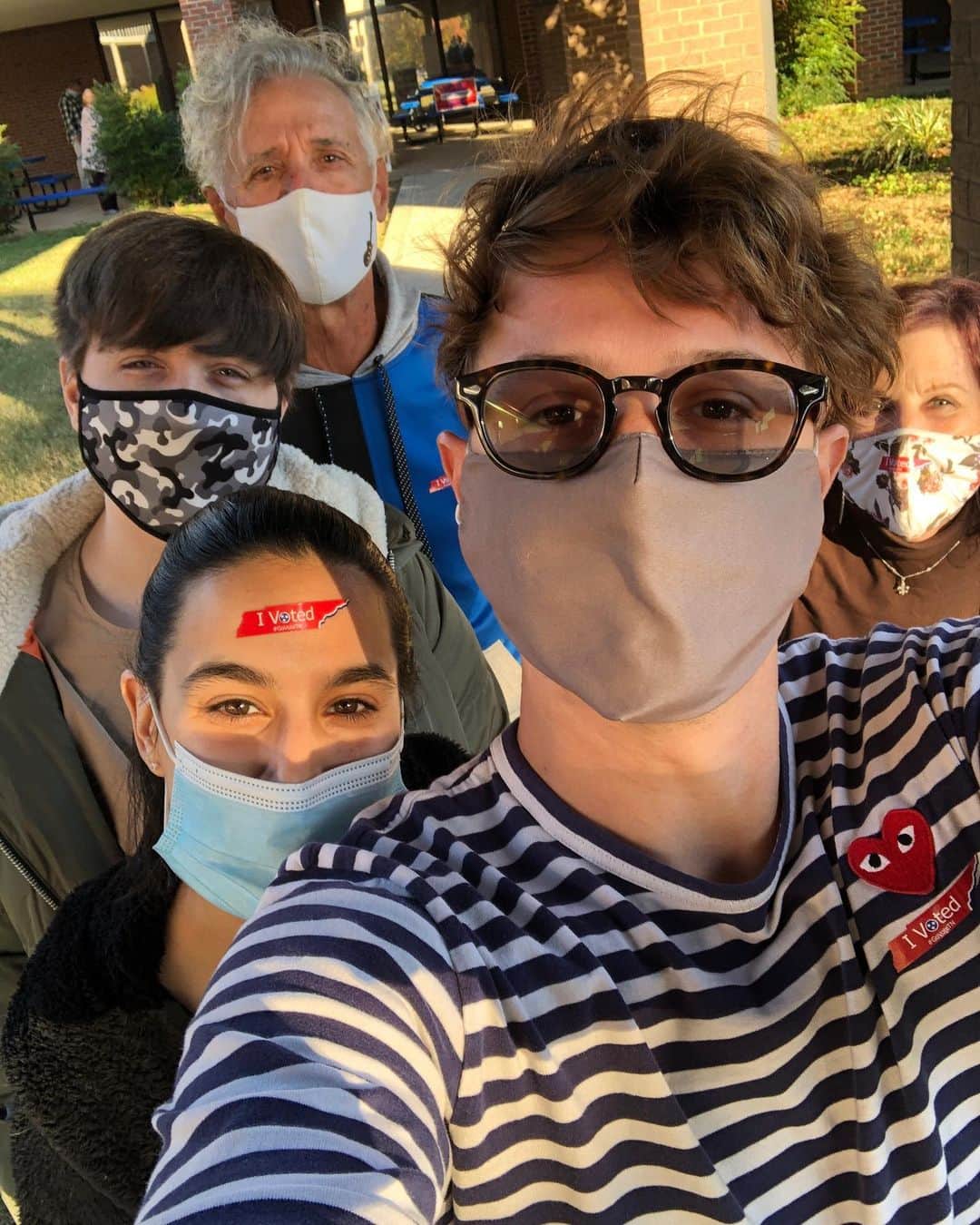 のインスタグラム：「Families who vote together, sway together! Went back to my middle school where I grew up to cast my ballot. Had the pleasure of taking my sister to vote for the FIRST time. That sway was no typo. Let’s change our future. VOTE!」