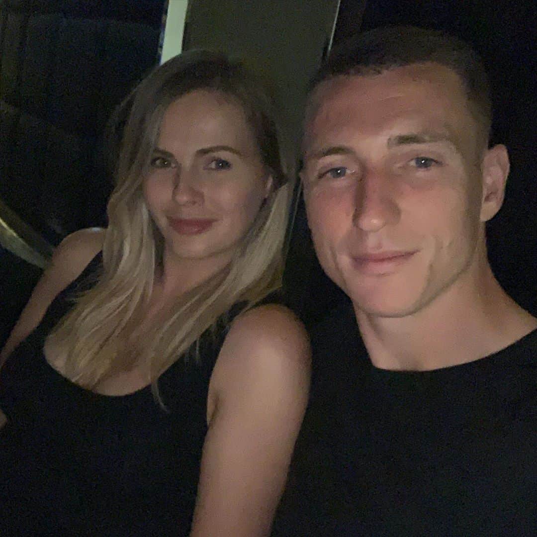 ミッチェル・デュークのインスタグラム：「Shoutout to my stunning wife holding it down in England! 28 weeks pregnant and looking after our little man 🤰🏼💪🏼💙 sacrifice is hard and feels especially hard during this weird time we live in with Covid and all these travel restrictions 😓 don’t take for granted spending time with family ❤️ counting down until I see my family again ⏰」