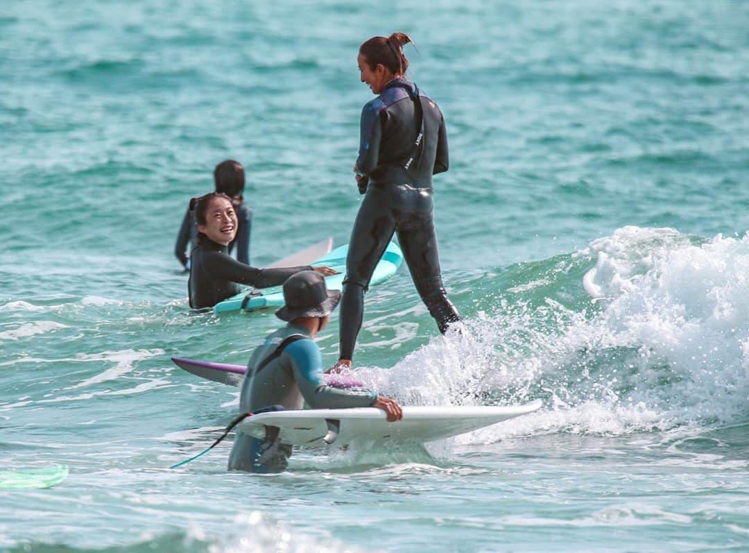 金子藍さんのインスタグラム写真 - (金子藍Instagram)「みんなでサーフィン🏄‍♀️ . 海の中でもみんな楽しそうに . 楽しかった..そしてみんなのサーフィンを見て自分ももっと上手くなりたいと思ったという声も聞けたり ただ楽しいだけではなく、向上心に繋がった事も嬉しい😊 . サーフィンが繋げてくれる縁 そしてサーフィンが更に好きになった時間 .  #yogasurf #yogasurfcocojuice #ヨガサーフ #サーフィン #サーフイベント #愛知 #豊橋 #海 #ヘルシー #健康 #fitness #healthy #haneypresets #ailasurfboards」11月4日 6時56分 - aikaneko_surf