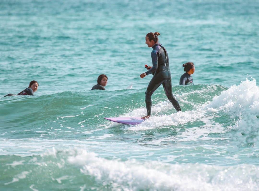 金子藍さんのインスタグラム写真 - (金子藍Instagram)「みんなでサーフィン🏄‍♀️ . 海の中でもみんな楽しそうに . 楽しかった..そしてみんなのサーフィンを見て自分ももっと上手くなりたいと思ったという声も聞けたり ただ楽しいだけではなく、向上心に繋がった事も嬉しい😊 . サーフィンが繋げてくれる縁 そしてサーフィンが更に好きになった時間 .  #yogasurf #yogasurfcocojuice #ヨガサーフ #サーフィン #サーフイベント #愛知 #豊橋 #海 #ヘルシー #健康 #fitness #healthy #haneypresets #ailasurfboards」11月4日 6時56分 - aikaneko_surf