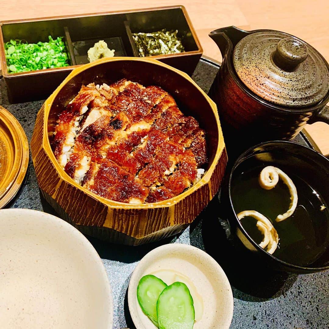 黒田アーサーのインスタグラム：「谷合くん&理沙ちゃん夫婦と黒田家でまたまた行って来ました！うなぎ四代目菊川ムスブ田町店。２人とも鰻が好きだと言うから僕らのお勧め四代目菊川に連れて行って来ました😊👍やっぱりここの櫃まぶしは最高ですね‼️そう言えば食べるのに夢中で4人写真を撮りわすれてた🤣🤣💦2人ともアパカップ頑張ってね‼️😉👍 #鰻 #櫃まぶし大好き  #うなぎ菊川4代目 #谷合貴志プロ  #鈴木理沙プロ  #アパカップ  #2人ともがんばってね」