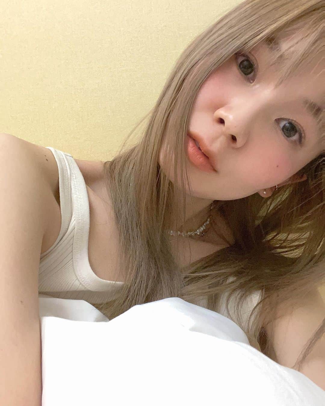 松田 美奈子のインスタグラム：「泊まった名古屋のホテルの部屋の壁が可愛かった🧚🏻🌿 celvokeのリップもいい色💄 黄味のあるオレンジ色🍊🧡 リベレイティッドマットリップス01 . #celvoke#初めての#名古屋」