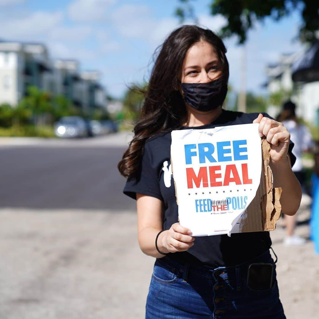 マイアミ・マーリンズさんのインスタグラム写真 - (マイアミ・マーリンズInstagram)「Lewis Brinson and Marlins front office staff Fed the Polls today in Little Havana and Liberty City. #JuntosMiami」11月4日 7時17分 - marlins