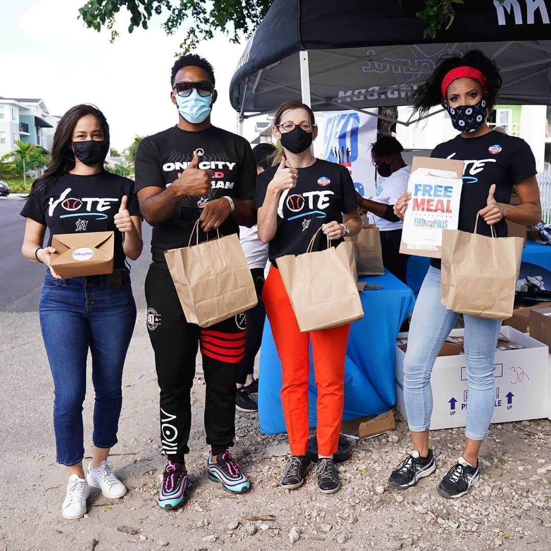 マイアミ・マーリンズさんのインスタグラム写真 - (マイアミ・マーリンズInstagram)「Lewis Brinson and Marlins front office staff Fed the Polls today in Little Havana and Liberty City. #JuntosMiami」11月4日 7時17分 - marlins