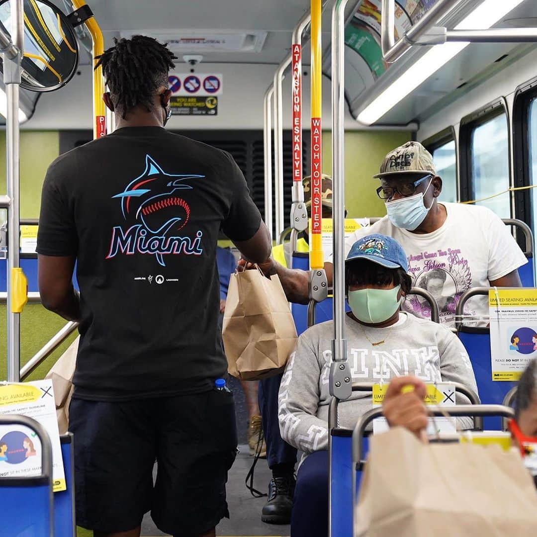 マイアミ・マーリンズさんのインスタグラム写真 - (マイアミ・マーリンズInstagram)「Lewis Brinson and Marlins front office staff Fed the Polls today in Little Havana and Liberty City. #JuntosMiami」11月4日 7時17分 - marlins