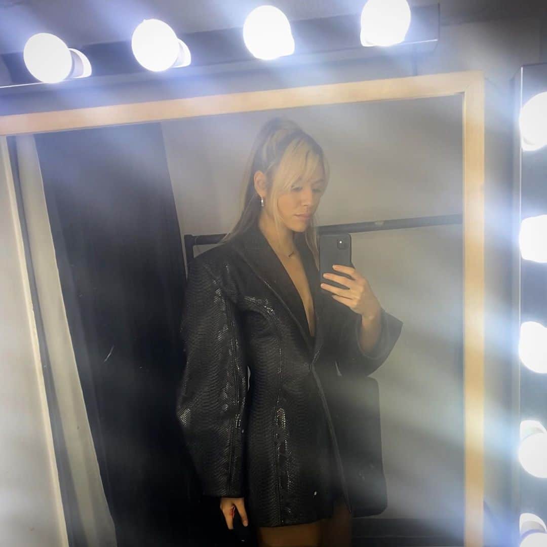 Mali-Koa Hoodのインスタグラム：「Disused backstage mirror begged a Britney moment 🤷🏼‍♀️ Snaps from filming just the other day.」
