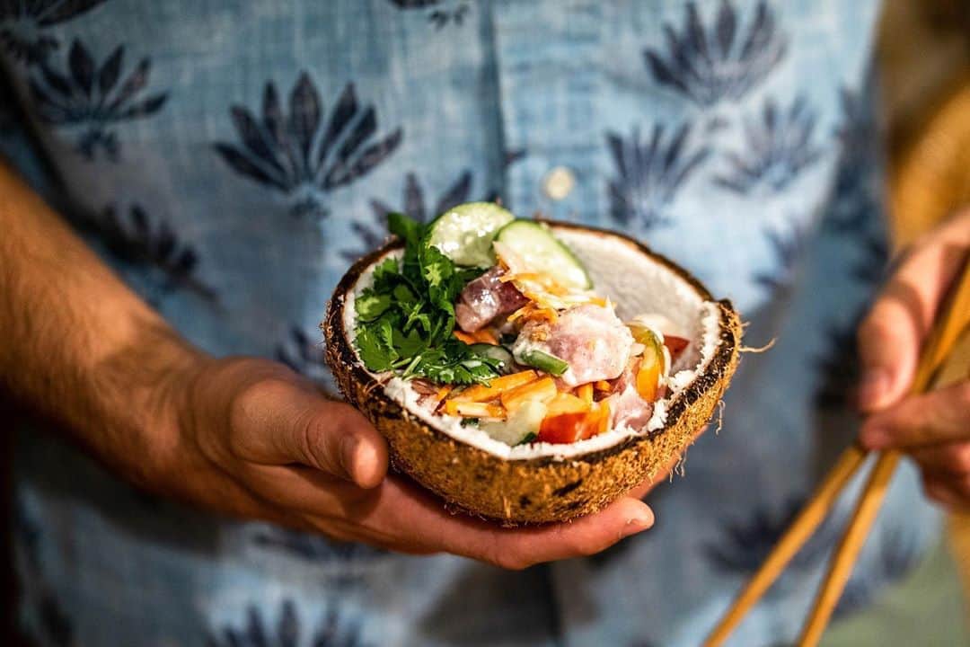 レインスプーナーのインスタグラム：「Lunch looking extra tasty today. Good food seems to taste better during stressful times. What’s your favorite Hawaiian food? Tag your favorite spot in comments below.   Photo: @andreysvarela  #reynspooner #hawaiigrinds #onogrindz」