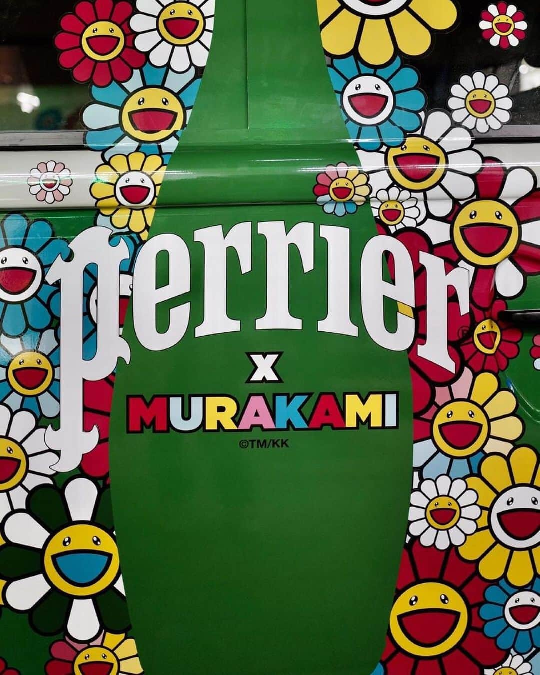 村上隆さんのインスタグラム写真 - (村上隆Instagram)「My collaboration with Perrier @perrier has been a tremendously challenging project that came to being during the time of the COVID-19 pandemic, with countless exchanges taking place over emails and various social media messaging apps. These photos are from the activation in Shanghai. After seeing these images last night, my team and I talked about how happy we felt to have taken on this project, and how great it was to share a sense of levity during this trying time. The project will be promoted globally going forward; we are in the midst of reviewing the design files for various displays as we speak. I hope the project will make it to your town! 🙇‍♂️」11月4日 7時20分 - takashipom