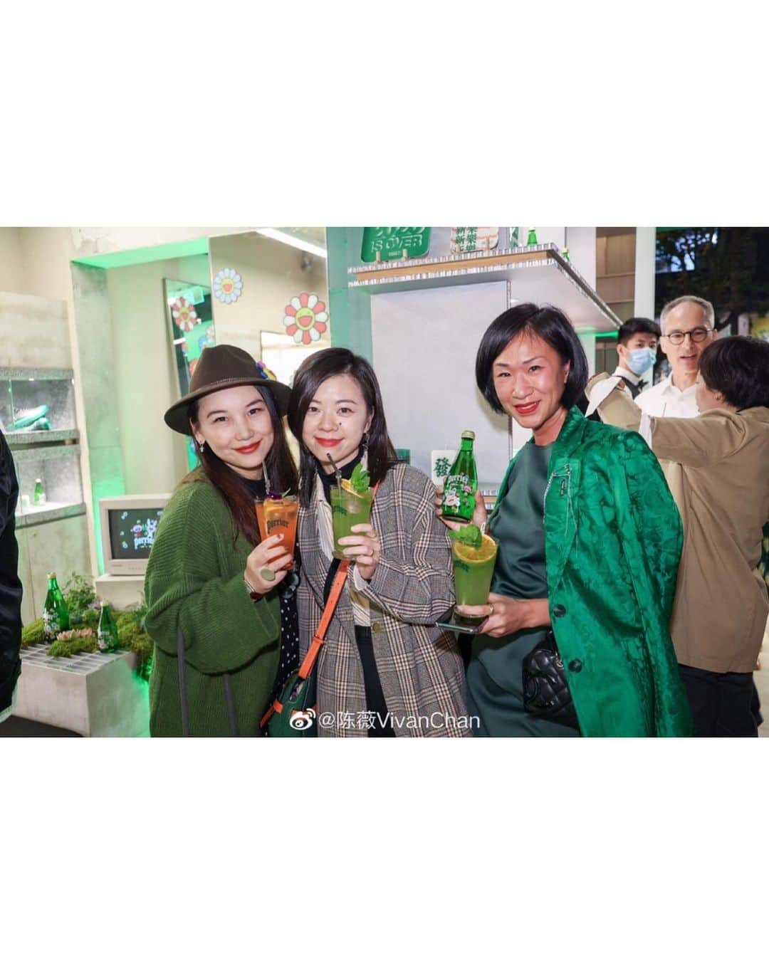 村上隆さんのインスタグラム写真 - (村上隆Instagram)「My collaboration with Perrier @perrier has been a tremendously challenging project that came to being during the time of the COVID-19 pandemic, with countless exchanges taking place over emails and various social media messaging apps. These photos are from the activation in Shanghai. After seeing these images last night, my team and I talked about how happy we felt to have taken on this project, and how great it was to share a sense of levity during this trying time. The project will be promoted globally going forward; we are in the midst of reviewing the design files for various displays as we speak. I hope the project will make it to your town! 🙇‍♂️」11月4日 7時20分 - takashipom