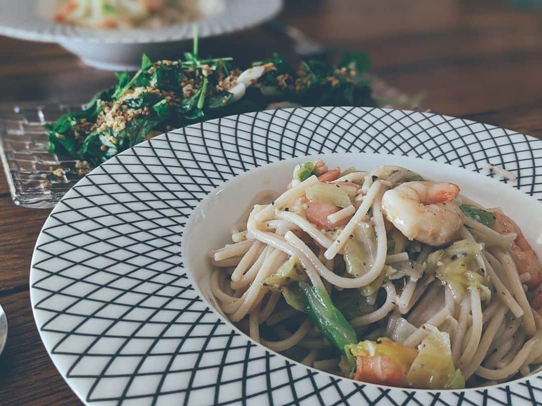 藤田敦子のインスタグラム：「ㅤ 【#blendakitchen 】 Lunch ✔︎海老とキャベツのオイルベース玄米パスタ ✔︎ベビーリーフとちくわのサラダ マスタードシードドレッシング ㅤ ようやくここまで作れるくらい 精神が落ち着いてきた笑 2品だけれど🤣🤣 ㅤ @usagifarm_ai あいちゃんところで 買い溜めしてるニンニクペースト (刻んであるやつ) がとにかくめちゃくちゃ便利✨ ㅤ サラダは、マスタードシードとデーツシロップ少し、 美味しいオリーブオイルとハーブ塩、 @apappe_official の生胡椒で味付け。 ㅤ 肉を買わなくなって随分経つけど何にも困らないね。 魚介はやめれそうにないのですが😭 お肉は外で食べたりはあるけれど 倫理観との狭間でうーん🤔となることも多々🤔 ㅤ いやしかし、10月はなんだかせわしなくて しんどかったなぁー。 11月は落ち着いた生活を取り戻すべく しっかり毎朝すこしでもちゃんと座ろう🧘🏼‍♀️」