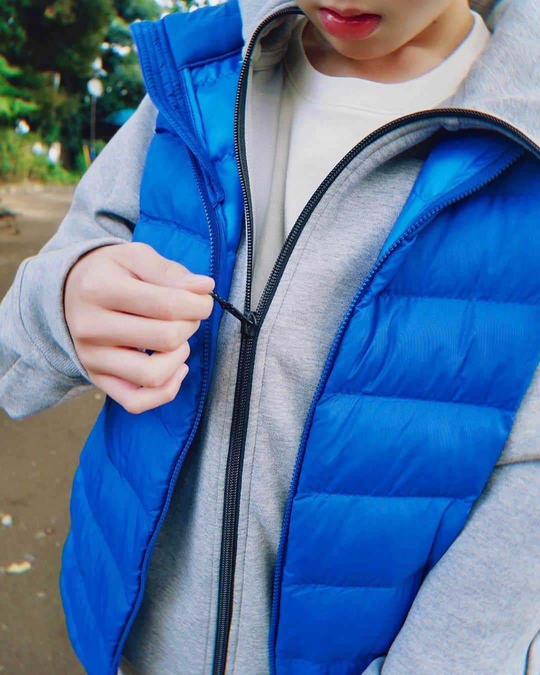 atmmyさんのインスタグラム写真 - (atmmyInstagram)「お世話になってるUNIQLOさんから﻿、素敵過ぎるギフトボックスが届きました🎁 ﻿ ユニクロさんは、日々、子供達と向き合い、妥協せずに何度も何度も検証して納得のできる服を作って下さっています🙏 愛ですね❤️  UNIQLO服はどれも毛玉が出来にくい所が一番お気に入り👍 ﻿ 今期も、着回しが出来る服が盛り沢山!コーディネートを考えるのが楽しいです😍﻿ ﻿ 丁度軽め&重めのアウターを探してた所、理想のアウター達が届きました♪﻿ ﻿ 今回のコーディネートで使ったアイテムはこちらです💁‍♀️  ﻿ ✅ウルトラストレッチドライスウェットパーカー﻿  ∟ストレッチ素材でハリがあってシルエットがカッコいい♪﻿ ﻿ ✅ライトウォームパデットベスト﻿  ∟中綿入りベスト。耐久撥水加工してるのに洗濯機OK♪ ﻿ ✅ソフトタッチクルーネックT﻿  ∟インナーに最適な肌触りの良さ♪﻿ ﻿ ✅ウルトラストレッチデニムスリムフィットパンツ﻿  ∟ワンサイズ上を着用。余裕で座ったり出来るストレッチ感♪﻿ ﻿ ユニクロだけで、こんなにも素敵なコーデが完成しました^_^﻿ ﻿ 他にもあるのでまたアップしますね🙋‍♀️✨﻿ ﻿ ﻿ UNIQLO KIDS GIFTBOXキャンペーンのPRさせて頂いてます(..◜ᴗ◝..)﻿ ﻿ @uniqlo_jp  @uniqlo_ginza  @uniqlo ﻿ #ユニクロキッズコーデ2020fw  #uniqlokids2020FW #uniqlokidsbox #UNIQLOKIDS #kidsfashion #pr #10歳﻿#キッズファッション #kidsfashion  #息子コーデ﻿  #キッズコーデ男の子 #男の子ファッション  #プチプラファッション  #ストリートファッション  #親バカ部  #ジャパスニ #一眼スニーカーズ #キモ撮り」11月4日 7時21分 - atmmy