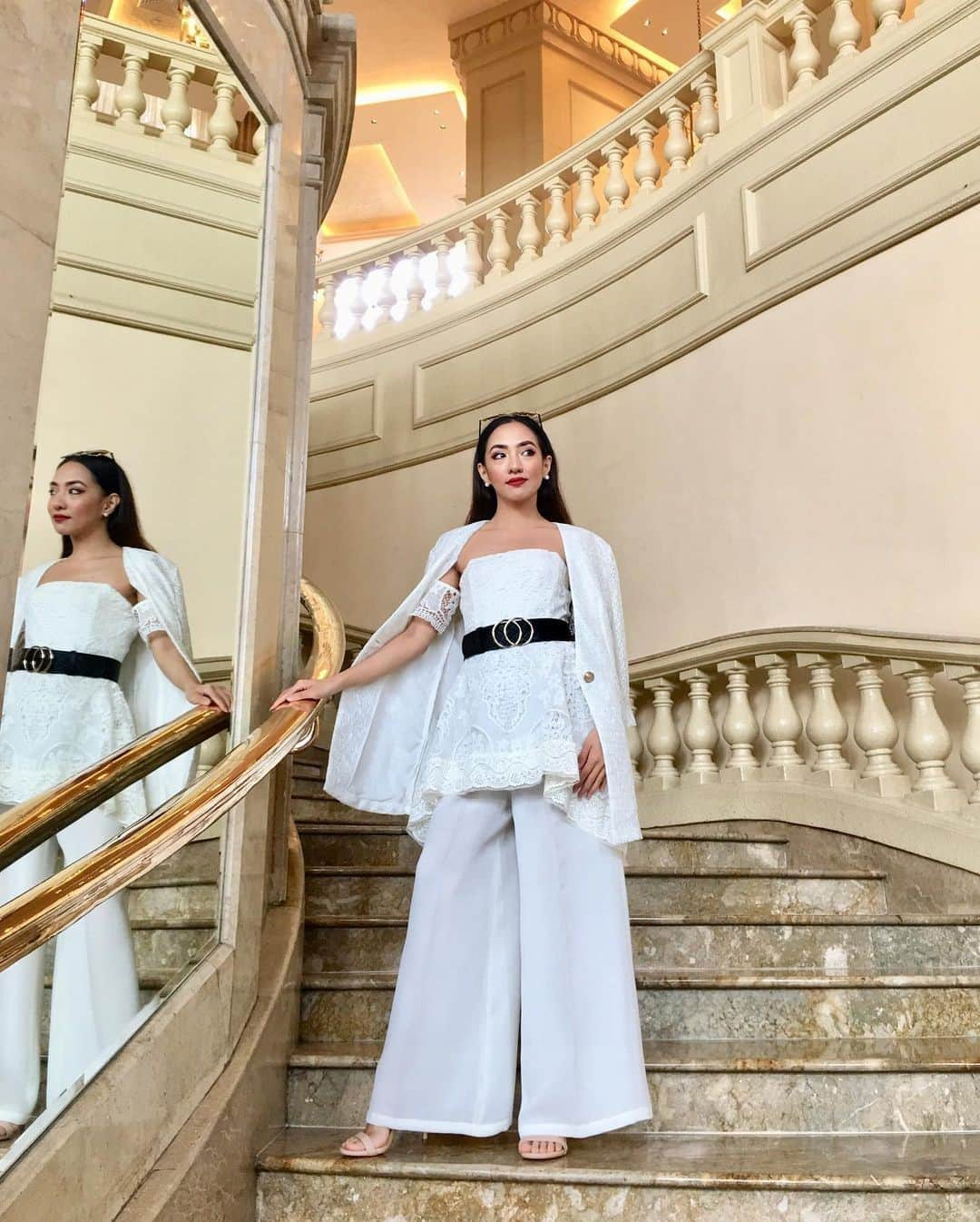 The Peninsula Hotelsさんのインスタグラム写真 - (The Peninsula HotelsInstagram)「Stop and stair 😉 Love this capture of @tessamikyla on the grand stairwell at @thepeninsulamanila.⁣ ⁣ ⁣ ⁣ ⁣ #peninsulahotels #manila #luxuryhotelexperience #fivestarservice #peninsulamanila #thepeninsulamanila #washingtoniapalm」11月4日 7時32分 - peninsulahotels