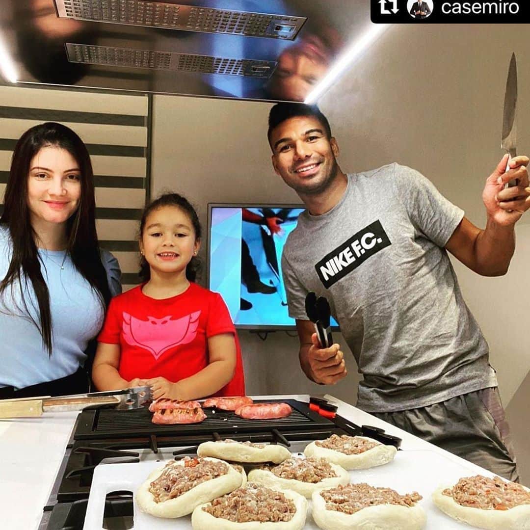 アナ・マリア・カゼミーロのインスタグラム：「❤️🥰. #Repost @casemiro with @make_repost ・・・ Cena en familia. 😋 ❤️❤️」