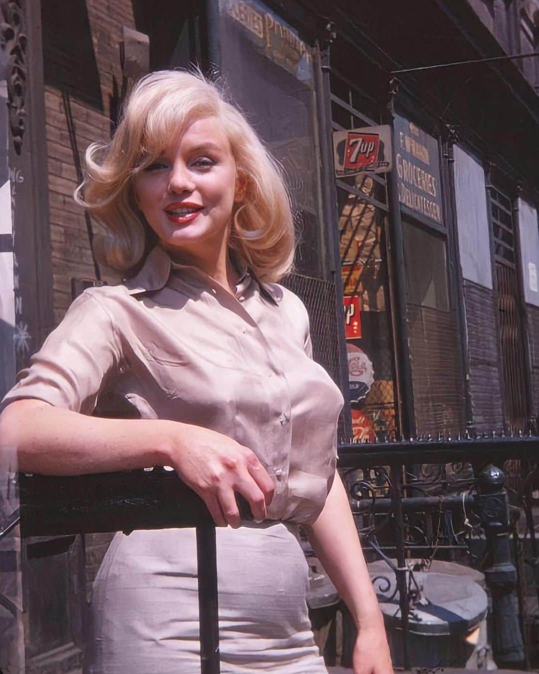 のインスタグラム：「Marilyn photographed by Frieda Hull in New York, 1960.🤍Many speculated that she was pregnant at this time. #marilynmonroe」