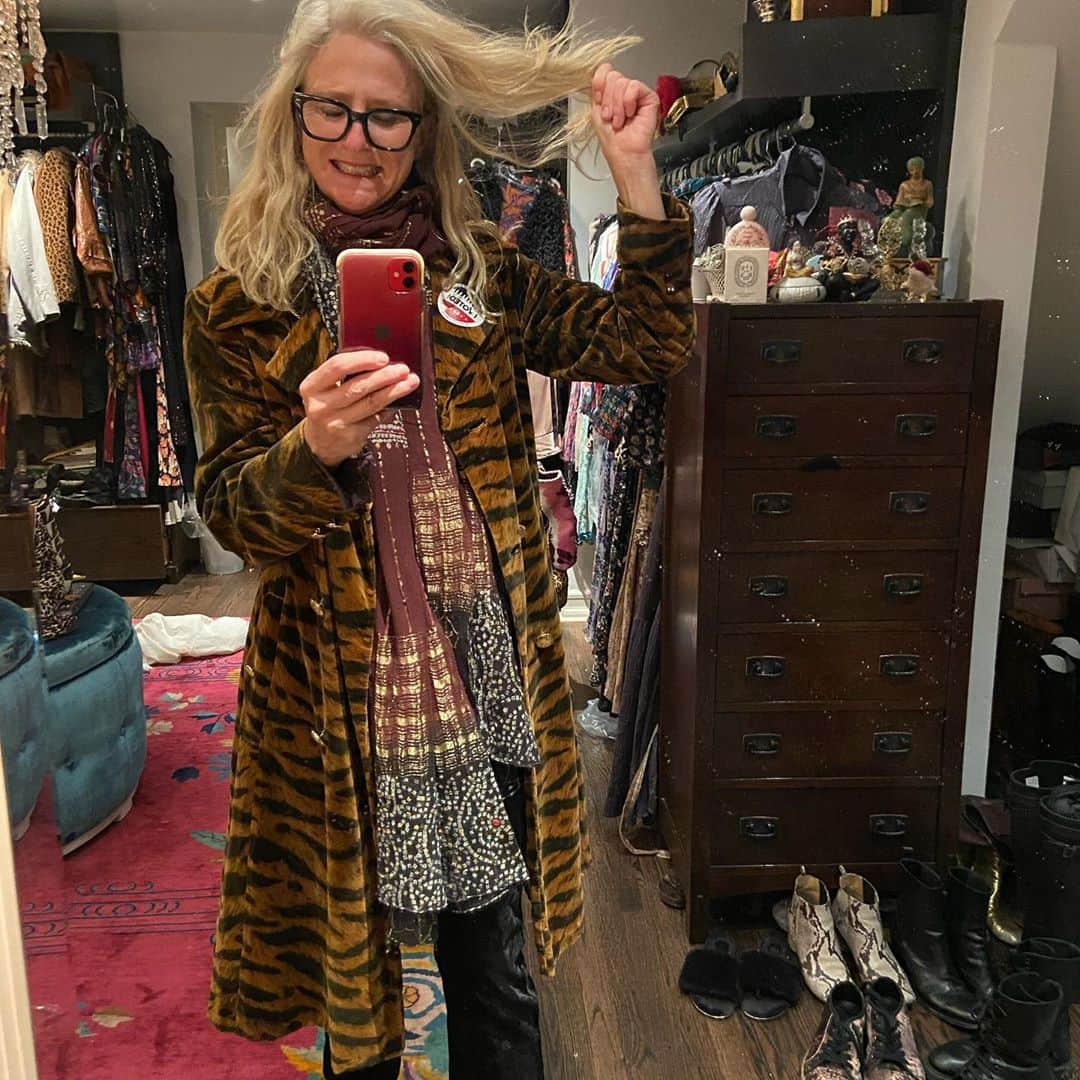 ナネットレポーのインスタグラム：「It’s going to be a stressful night/week/2 months. Vote!  while there’s   still time,  in NYC polls are open til 9:00 pm #dumptrump」