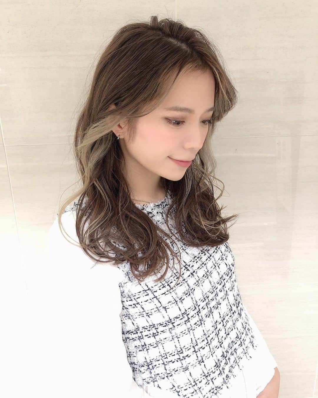 青山日和さんのインスタグラム写真 - (青山日和Instagram)「ㅤㅤㅤㅤㅤㅤㅤㅤㅤㅤㅤㅤㅤ ㅤㅤㅤㅤㅤㅤㅤㅤㅤㅤㅤㅤㅤ メイクとヘアでイメージってすぐ変わる🐾 ㅤㅤㅤㅤㅤㅤㅤㅤㅤㅤㅤㅤㅤ ㅤㅤㅤㅤㅤㅤㅤㅤㅤㅤㅤㅤㅤ ハイライトデザインは、ダメージ部分が狭い範囲なので全体的にダメージを感じにくいのに対して、イメージの変化率高くて個人的に大好き😻 おすすめだ！ ㅤㅤㅤㅤㅤㅤㅤㅤㅤㅤㅤㅤㅤ ㅤㅤㅤㅤㅤㅤㅤㅤㅤㅤㅤㅤㅤ さて！！ 本日もがんばりましょー！😆  ㅤㅤㅤㅤㅤㅤㅤㅤㅤㅤㅤㅤ #ヘアスタイル#サロンスタイル#韓国ヘア#フェイスフレーミング#ヘアカラー#ヘアアレンジ#豊中サロン#大人ヘア#hair#haircolor」11月4日 7時39分 - hiyo131131