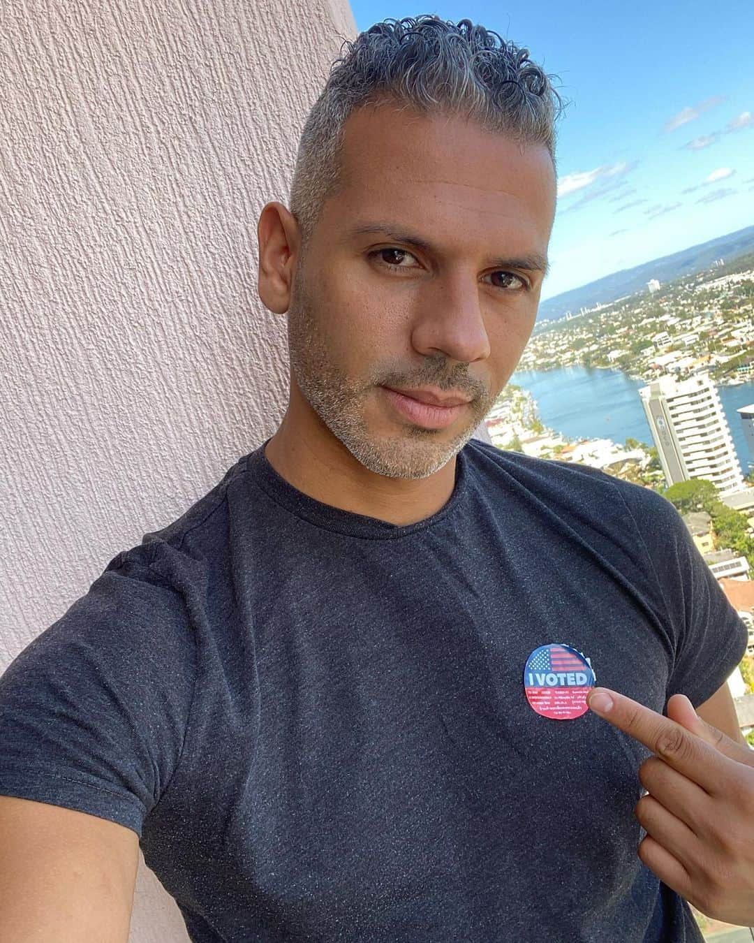 Vincent Oquendoさんのインスタグラム写真 - (Vincent OquendoInstagram)「Showin up for the vote! All the way from Australia #bidenharris2020」11月4日 7時50分 - makeupvincent