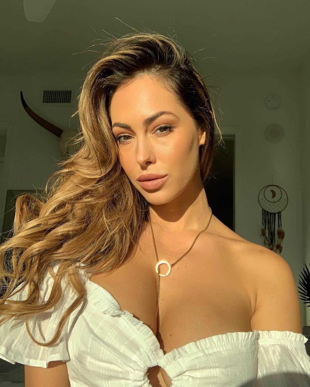 ホープ・ビールのインスタグラム：「Woooo #Halloween and them Cowboys had me down but I’m back 😜 . Finally slapped on some makeup, fixed my hair, and took advantage of some good light!」