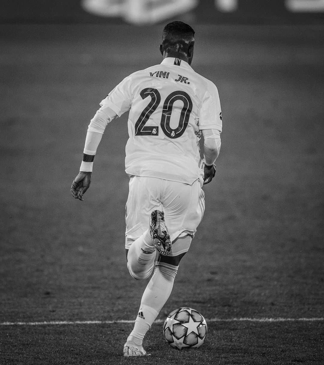 ヴィニシウス・ジュニオールのインスタグラム：「⚡️Hasta el final, vamos REAL! ⚡️ seguimos mejorando, evolucionando y queremos más! ⚡️⚽️🙌🏾🤍」