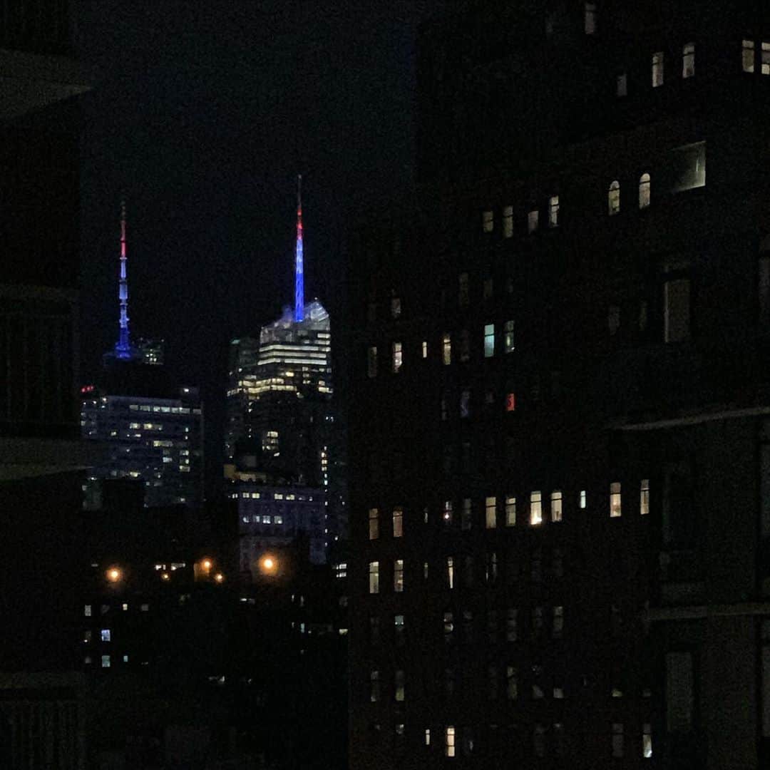 サンドラ・バーンハードさんのインスタグラム写真 - (サンドラ・バーンハードInstagram)「The spires are lit up and so are we! We’re going to do it kids! #voteblue #bidenharris2020 @joebiden it’s a beautiful night here in #NYC I feel good! Inshallah!」11月4日 7時56分 - sandragbernhard