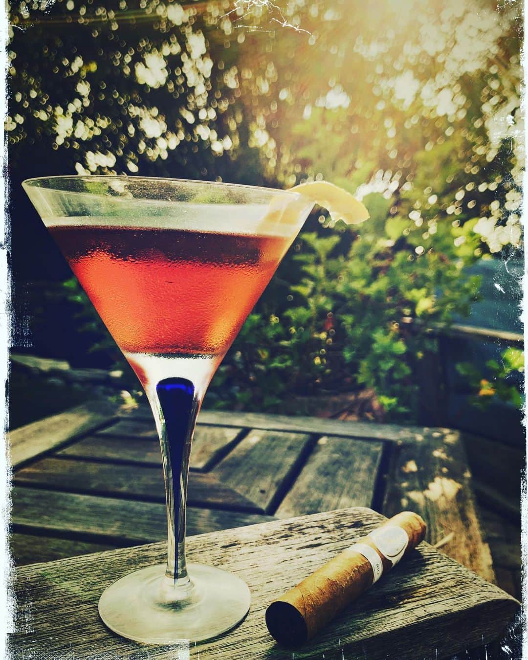 ロブ・モローのインスタグラム：「Quite possibly the first afternoon martini I've ever imbibed upon. Here is to democracy!」