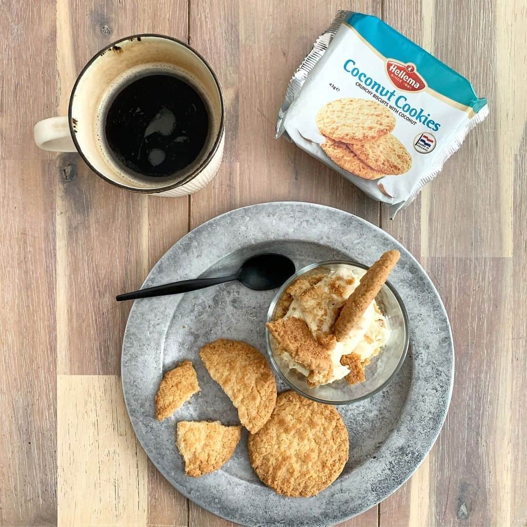 キタノ商事株式会社さんのインスタグラム写真 - (キタノ商事株式会社Instagram)「【レシピ】【ヘレマ】［デリシャス ピーナッツクッキー 3P]［デリシャス ココナッツクッキー 3P]を使用した、クッキー3枚でできるノンベイクドチーズケーキのレシピをご紹介いたします。 ・ 🇳🇱ヘレマ ピーナッツクッキー/ココナッツクッキーのノンベイクドチーズケーキ ・ 〈所要時間〉 約15分 ※冷蔵庫で冷やす時間を除きます ・ 〈材料・2個分〉 ・デリシャス ココナッツクッキー 3枚 ・デリシャス ピーナッツクッキー 3枚 ・クリームチーズ 100g ・生クリーム 50g ・砂糖　大さじ1.5 ・レモン汁 小さじ1/2 ・溶かしバター 10g ・ 〈事前準備〉 ・クリームチーズは室温に戻して柔らかくしておく ・ 〈作り方〉 1.【デリシャス ココナッツクッキー 】【デリシャス ピーナッツクッキー】を各1枚ずつ、包丁で細かく刻んで器に入れ、溶かしバターを加えて混ぜ合わせ、そのまま軽く押し固める。 ・ 2.ボウルに生クリーム、砂糖を加え、ハンドミキサーでツノがしっかり立つまで泡立てる。 ・ 3.別のボウルにクリームチーズ、レモン汁を入れ、ハンドミキサーで柔らかく練り混ぜる。 ・ 4.2と3をゴムベラで手早く混ぜ合わせ、半量に分ける。 ・ 5.4のそれぞれのボウルに【デリシャス ココナッツクッキー 】【デリシャス ピーナッツクッキー】を各1枚ずつ手で細かく割り入れてさっくり混ぜ、1のそれぞれの器に盛る。 ・ 6.5を冷蔵庫で10〜30分、好みの固さに冷やし固め、ココナッツクッキー、ピーナッツクッキーを手で粗く割り、それぞれの器にトッピングする。 ・ 甘さを控えたチーズ生地に、ココナッツクッキー、ピーナッツクッキー、それぞれの豊かな風味がひき立ち、土台、具材、トッピングとそれぞれ異なった食感をお楽しみいただけます。クッキーのサクサク感をお早めにお召し上がりください。 ・ ブランドの詳しい情報はハイライトの「ブランドについて」のリンクから。こちらのアカウントでご紹介しています。@kitano_pr ・ ・ #ヘレマ #デリシャスピーナッツクッキー  #デリシャスココナッツクッキー  #ノンベイクドチーズケーキ #キタノ商事 #世界のおいしさをキタノから ・ #hellema #ピーナッツクッキー #ココナッツクッキー #クッキー #ビスケット #チーズケーキ #お菓子 #輸入菓子 #おやつ #デザート #スイーツ #おうちおやつ #レシピ #簡単レシピ #お菓子作り #手作りお菓子 #手作りおやつ #手作りスイーツ #今日のおやつ #おうち時間 #おうちカフェ #お菓子作り好きな人と繋がりたい #暮らしを楽しむ #新発売」11月4日 8時00分 - kitano_kk