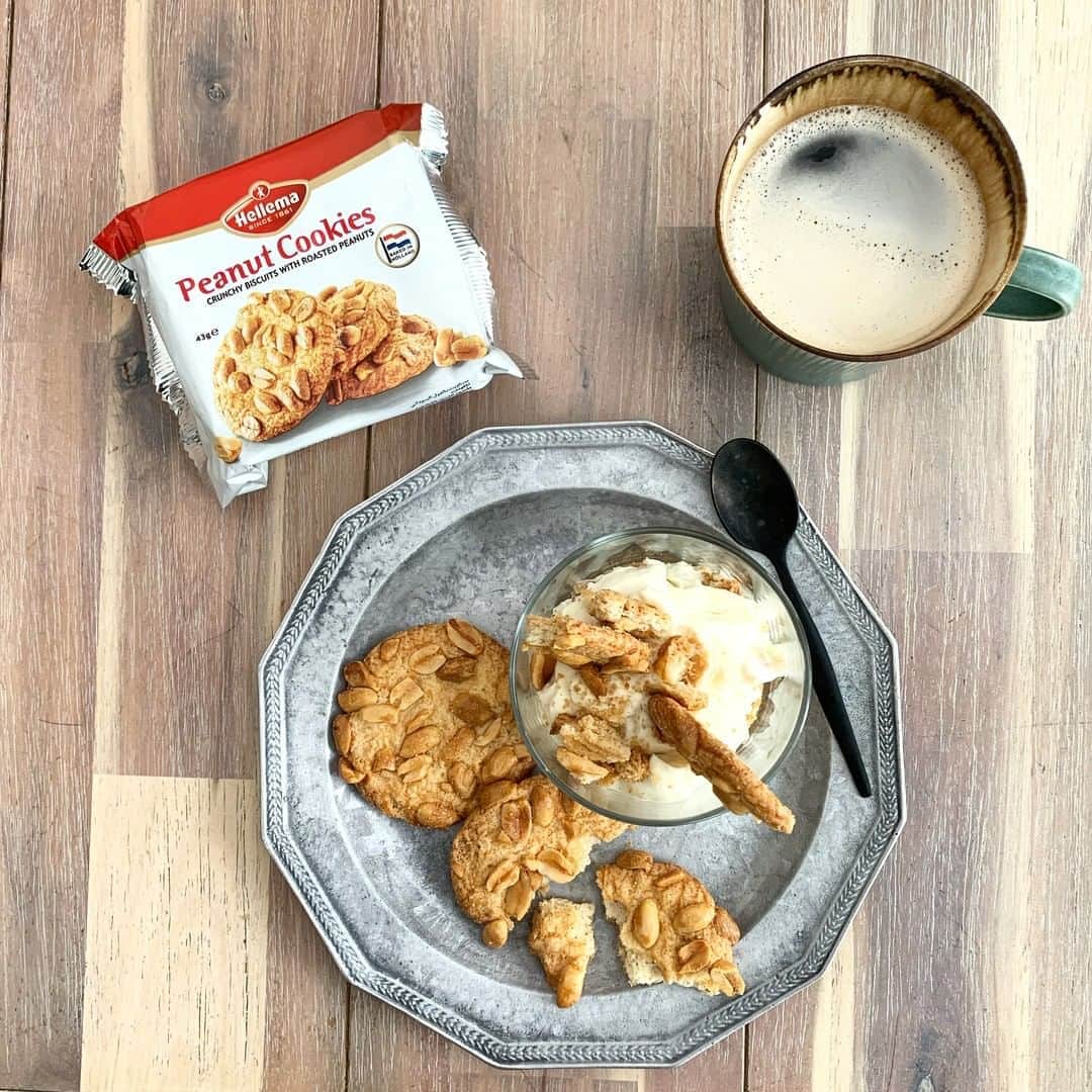 キタノ商事株式会社さんのインスタグラム写真 - (キタノ商事株式会社Instagram)「【レシピ】【ヘレマ】［デリシャス ピーナッツクッキー 3P]［デリシャス ココナッツクッキー 3P]を使用した、クッキー3枚でできるノンベイクドチーズケーキのレシピをご紹介いたします。 ・ 🇳🇱ヘレマ ピーナッツクッキー/ココナッツクッキーのノンベイクドチーズケーキ ・ 〈所要時間〉 約15分 ※冷蔵庫で冷やす時間を除きます ・ 〈材料・2個分〉 ・デリシャス ココナッツクッキー 3枚 ・デリシャス ピーナッツクッキー 3枚 ・クリームチーズ 100g ・生クリーム 50g ・砂糖　大さじ1.5 ・レモン汁 小さじ1/2 ・溶かしバター 10g ・ 〈事前準備〉 ・クリームチーズは室温に戻して柔らかくしておく ・ 〈作り方〉 1.【デリシャス ココナッツクッキー 】【デリシャス ピーナッツクッキー】を各1枚ずつ、包丁で細かく刻んで器に入れ、溶かしバターを加えて混ぜ合わせ、そのまま軽く押し固める。 ・ 2.ボウルに生クリーム、砂糖を加え、ハンドミキサーでツノがしっかり立つまで泡立てる。 ・ 3.別のボウルにクリームチーズ、レモン汁を入れ、ハンドミキサーで柔らかく練り混ぜる。 ・ 4.2と3をゴムベラで手早く混ぜ合わせ、半量に分ける。 ・ 5.4のそれぞれのボウルに【デリシャス ココナッツクッキー 】【デリシャス ピーナッツクッキー】を各1枚ずつ手で細かく割り入れてさっくり混ぜ、1のそれぞれの器に盛る。 ・ 6.5を冷蔵庫で10〜30分、好みの固さに冷やし固め、ココナッツクッキー、ピーナッツクッキーを手で粗く割り、それぞれの器にトッピングする。 ・ 甘さを控えたチーズ生地に、ココナッツクッキー、ピーナッツクッキー、それぞれの豊かな風味がひき立ち、土台、具材、トッピングとそれぞれ異なった食感をお楽しみいただけます。クッキーのサクサク感をお早めにお召し上がりください。 ・ ブランドの詳しい情報はハイライトの「ブランドについて」のリンクから。こちらのアカウントでご紹介しています。@kitano_pr ・ ・ #ヘレマ #デリシャスピーナッツクッキー  #デリシャスココナッツクッキー  #ノンベイクドチーズケーキ #キタノ商事 #世界のおいしさをキタノから ・ #hellema #ピーナッツクッキー #ココナッツクッキー #クッキー #ビスケット #チーズケーキ #お菓子 #輸入菓子 #おやつ #デザート #スイーツ #おうちおやつ #レシピ #簡単レシピ #お菓子作り #手作りお菓子 #手作りおやつ #手作りスイーツ #今日のおやつ #おうち時間 #おうちカフェ #お菓子作り好きな人と繋がりたい #暮らしを楽しむ #新発売」11月4日 8時00分 - kitano_kk