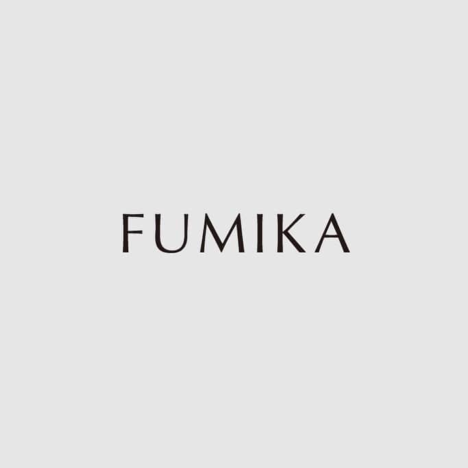 のインスタグラム：「、 、 🌸京から、肌咲く。🌸 、 FUMIKA30秒スキンケアセミナー 、 #fumika_kyoto28 ニキビのお手入れ方法 その１：汗💦、過剰な皮脂、ホコリなどの汚れを洗顔料の泡💭をクッションにやさしく洗い落とし、お肌を清潔に保ちましょう。 、 その２：水分💧と油分のバランスを整えて、潤い💧のある肌を保ち乾燥や刺激😖から肌を守りましょう。 皮脂が多い場合は油分の多いアイテムは控えめに❗️ 、 その３：太陽☀️からの紫外線による日焼けなどから肌を守り、ニキビの悪化をおさえましょう。 、 その４：普段から規則正しい生活を心がけ、しっかりと睡眠😪💤をとることで肌の調子を整えましょう。 、 その５：メイク💄をすることで、紫外線や乾燥から肌を守り、ニキビをやさしくカバーして目立たなくしましょう。 、 NO.22〜NO.28までは、ニキビの悩みでしたが、なんか青春時代を思い出すねぇ〜🤩。 、 大人になったら、「吹き出物」と言われるのはなんか嫌だなぁ〜😂。 、 #fumika_kyoto #スキンケア #美肌ケア #肌ケア #肌荒れ #ナチュラルコスメ #オーガニックコスメ #クレンジング #洗顔 #化粧水 #乳液 #美容液 #敏感肌 #乾燥肌 #美容 #美意識 #化粧 #ビューティー #基礎化粧品 #京野菜 #エステ #京都 #伏見 #日本酒 #kyoto #japanesecosmetics #skincareproduct」
