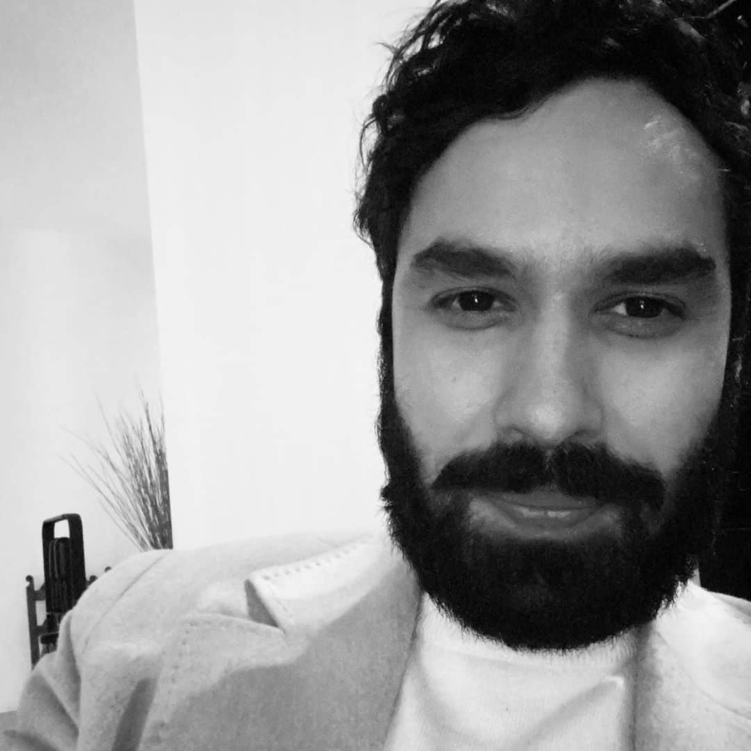 クナル・ネイヤーのインスタグラム：「On this day. I wanted to say something. Elections will come and go, viruses will come and go, wars will come and go, our very bodies will come and go. It’s okay to feel anxious. It’s okay to feel uneasy, there is a lot of uncertainty in the air. It’s okay to be sad, or confused or stressed. But. It’s also okay to be happy, it’s also okay to laugh at the absurdity of this all, it’s okay to hold the ones you love, and it’s okay to be you. YOU, are all of it. Don’t try to be too much like this, or too much like that, because at the end of your life, all that will matter, is how lovingly and compassionately you treated all those who came across your path ... and no matter what happens - nothing can change that... I Love you.」