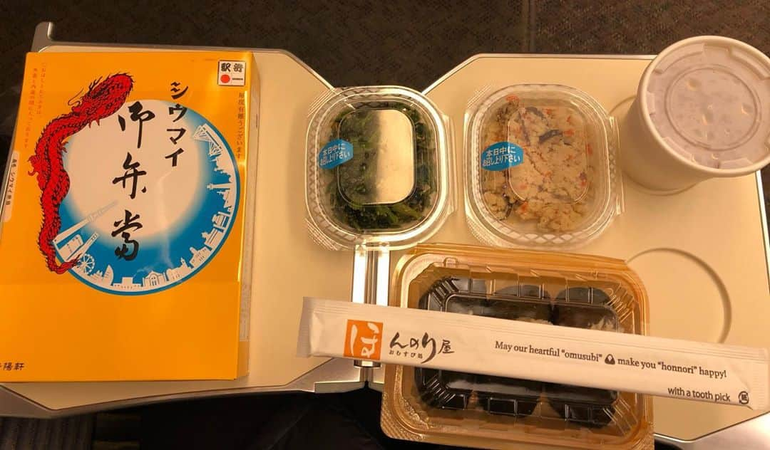 島津亜矢のインスタグラム：「おはようございます☀ 寒いですが気持ちのいい朝です😊  今日は福島県郡山市でコンサートです🎤 お客様、ファンの皆様にお会いできるのが本当に楽しみです😭朝ごはんもいっぱい・・・全部食べませんよ😋😅😅  それでは、いってきまーす😷🚄  #島津亜矢 #歌怪獣 #歌怪獣襲来ツアー」