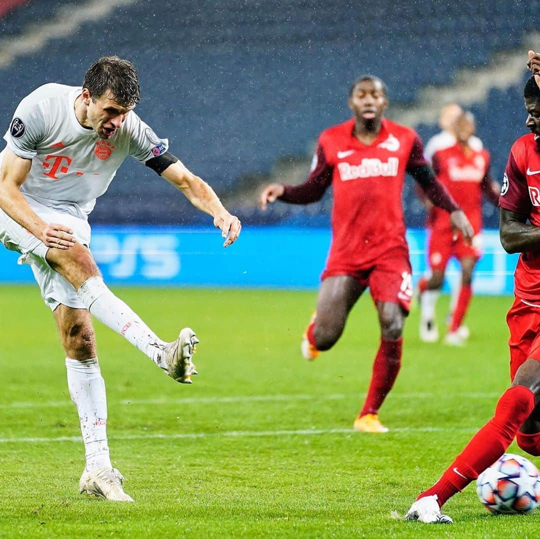 トーマス・ミュラーさんのインスタグラム写真 - (トーマス・ミュラーInstagram)「Pure football - a little bit too wild but very intense and satisfying ☔️⚽️🥇 #wettshirtcontest #tobehonestwehaveagreatteam #arealfight #königsklasse #lovingit #butstillremember #prayforvienna」11月4日 8時21分 - esmuellert