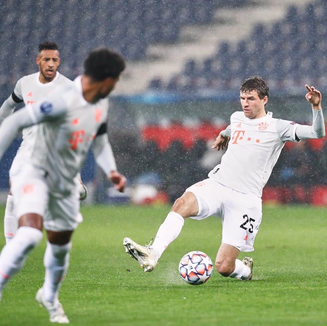 トーマス・ミュラーのインスタグラム：「Pure football - a little bit too wild but very intense and satisfying ☔️⚽️🥇 #wettshirtcontest #tobehonestwehaveagreatteam #arealfight #königsklasse #lovingit #butstillremember #prayforvienna」