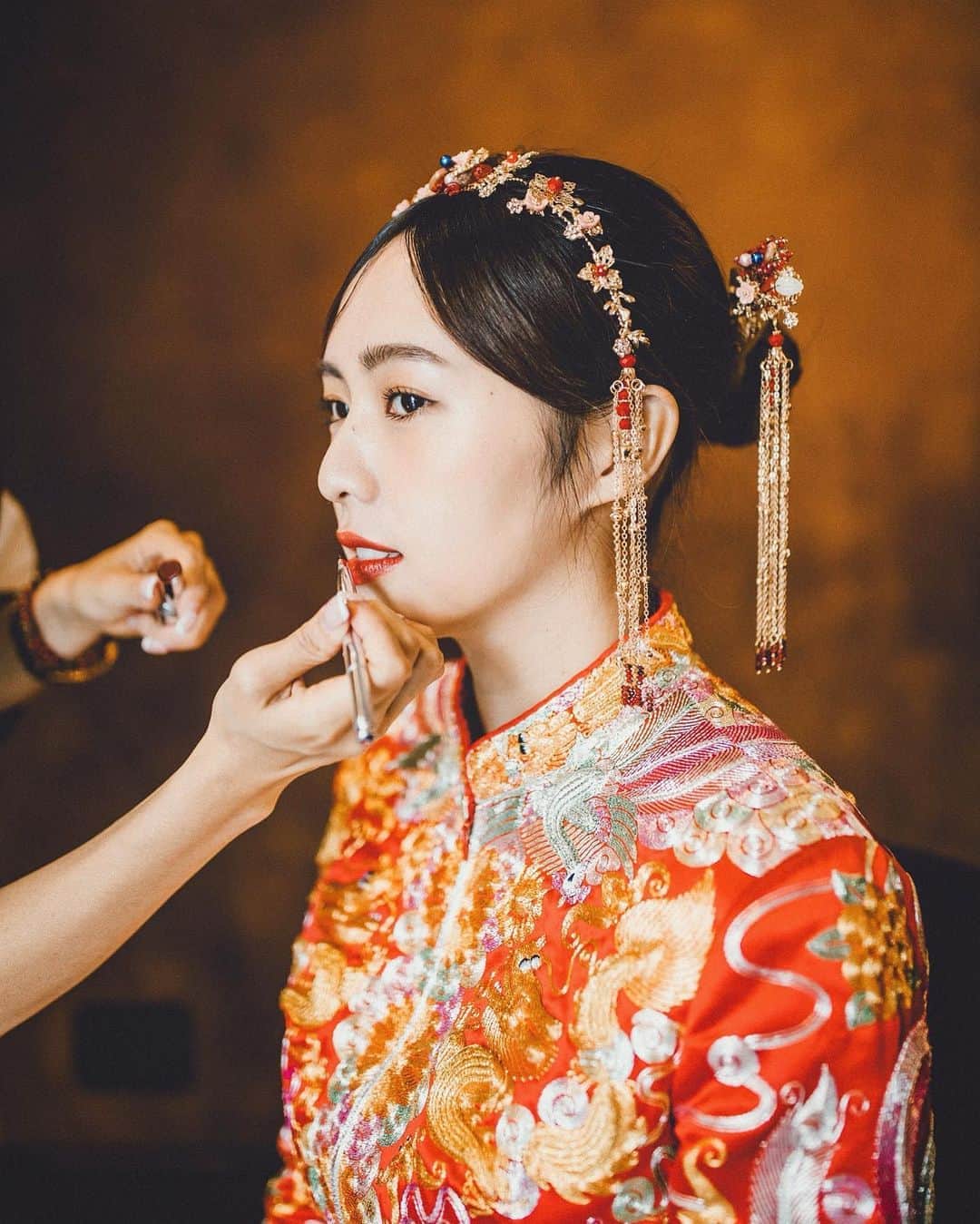 Dewi Chienのインスタグラム：「🥰感謝讓我美麗一整天的幕後團隊們。 - 妝髮 @arialping  平面 @samalive  動態 @phodan___  服裝 @royalgown.tw  #歡迎請找#保證滿意」
