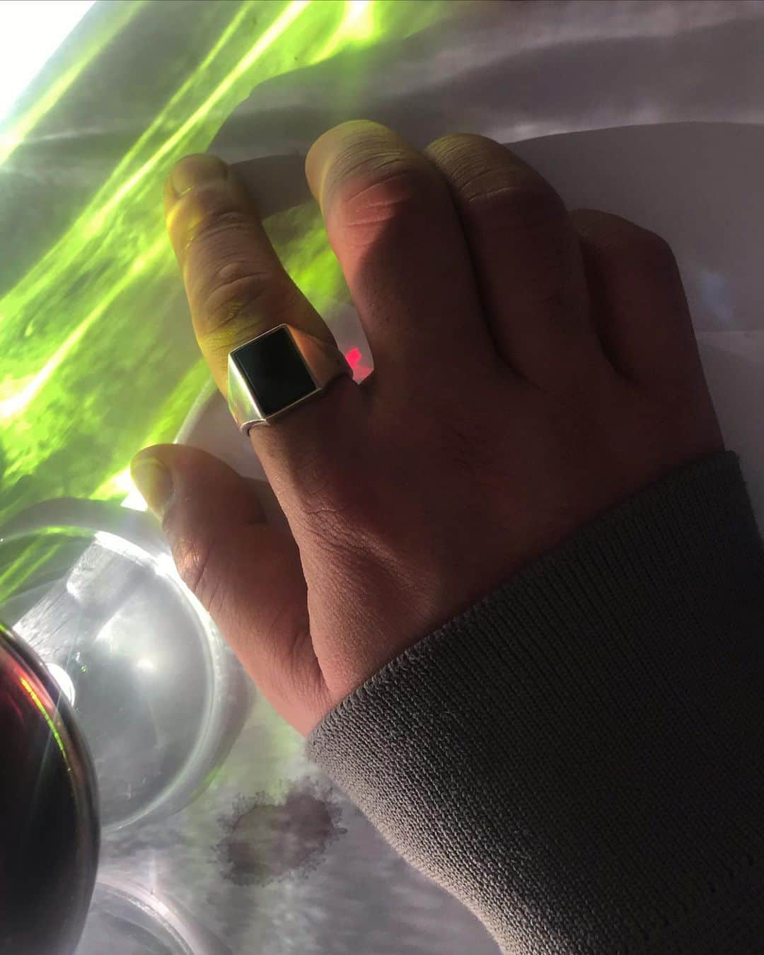 倉岡晋也のインスタグラム：「Update ✔︎ My these days ギリシャで買ったオニキスの指輪 革ジャン着てきたらドシャ降り 毎日の持ち物 蚤の市で出会ったリーバイス羽織って トルコで買ったバッグをリメイク 床屋でラゼッて言うと刈り上げ綺麗に剃ってくれる事を憶えた 以上  色々タグ付けしてみた #paris  #shinyakuraokaootd」