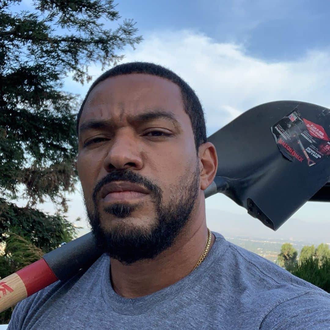ラズ・アロンソのインスタグラム：「Yard work on election day to cure the anxiety a lil bit! VOTE for decency again!  Aquí en el jardín trabajando este dia de las elecciones para curar la ansiedad. Voten por decencia que hace falta!」