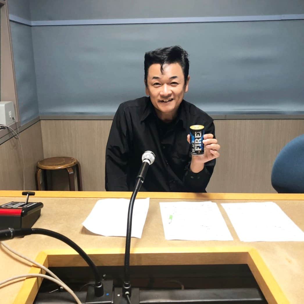 のインスタグラム：「おはよう〜 北川大介えんか侍！ 11月もノリノリですよ〜👍🏻 今月の月曜パーソナリティは北川裕二さんなので、月曜北川さんから火曜北川へと続きます(^^) 収録スタジオもファイア〜燃えています🔥何がって、手元の缶コーヒーがFIRE☕️ あっ、コーヒーじゃなくてシェイク🥤にしておけばよかったかな！(笑) Shake‼︎Shake‼︎Shake‼︎ ・ YouTubeだいちゃんねる、もうご覧になってくださった皆さん、ありがとうございます！ 代々木上原にある古賀政男音楽博物館けやきホールでの四唱節コンサートの模様を配信しました〜▶️ご好評をいただけているようで嬉しいです。 普段は見る事の出来ない裏の裏まで収録しています！ まだの方は是非ご覧くださーい😊よろしくお願いします。 今日も元気に顔晴ろう！ ・ ・ 直前のお知らせですが、 本日11月4日16時〜19時 歌謡ポップスチャンネル(CS放送) 「演歌新曲ファイル」 この中の一部時間で映ります。 ・ ・ #1422 #ラジオ日本 #えんか侍 #収録 #北川大介 #YouTube #だいちゃんねる #えくぼ #八重歯 #リーゼント #イエーイ #顔晴ろう #一生青春 #早くコロナが収束しますようにる」