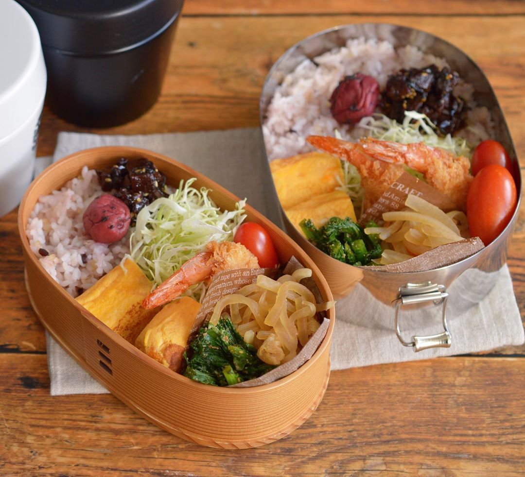 yukiyoのインスタグラム：「2020.11.4* ・ 今日のお弁当 ・ マグロ昆布佃煮と梅干しごはん （50%マンナン雑穀米MIX） 出汁巻 キャベせんと小海老フライ 辛子菜ごま和え 大根炒り ・ お湯を入れるお味噌汁付き ・ ・ #お弁当 #obento #bento #lunch #lunchbox #onthetable #japanesefood #暮らし #曲げわっぱ #IGersJP」