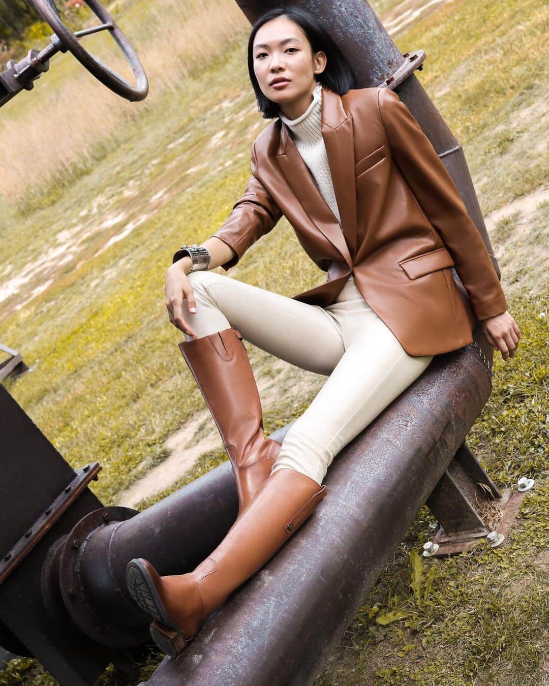 サムエデルマンのインスタグラム：「A classic that never goes out of style. Tap to shop our iconic PENNY boot, also available in wide-calf  See our story for more details  Photography by Libby Edelman  #SamEdelman #Fall2020 #EdelmanIcons」