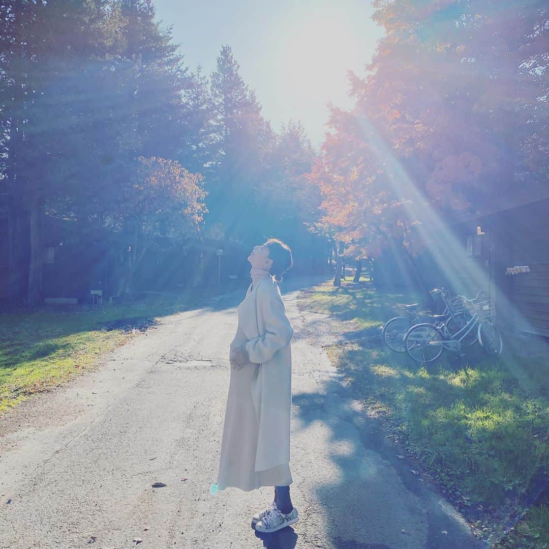 小泉里子のインスタグラム：「気持ちのいい朝のお散歩🍁 紅葉がきれいだな。  #軽井沢 #散歩」