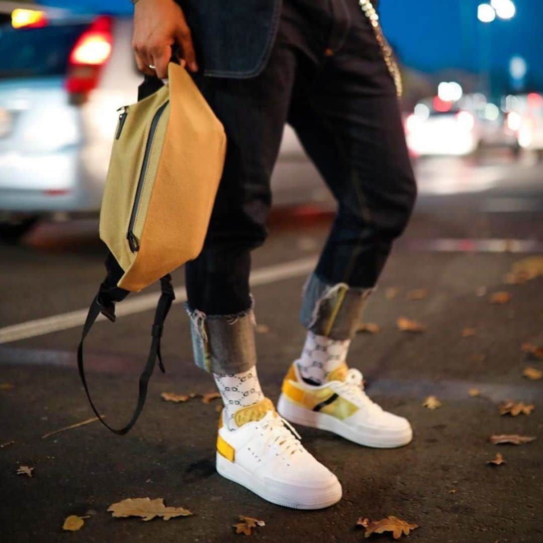 コートエシエルさんのインスタグラム写真 - (コートエシエルInstagram)「Nighttime stroll with ISARAU Padded Yellow 🌙 / pic by @urbanstoryteller24 📸 . . . . #coteetciel #manfashion #manaccessories #menaccessories #menaccessory #menbag #menbags #unisexbags #designedinparis #coastandsky #menfashion #manbags #streetstyle #ootd #whatiwore #whatiweartoday #whatiwear #ootdfashion #ootdinspiration #ootdstyle #menwearstyle #menweardaily #menfashionblogger #menfashionposts #thecreatorclass #canonmoment #streetstyleinspo #streeetstyled #streetstyles #fallwinter2020」11月4日 8時56分 - coteetciel