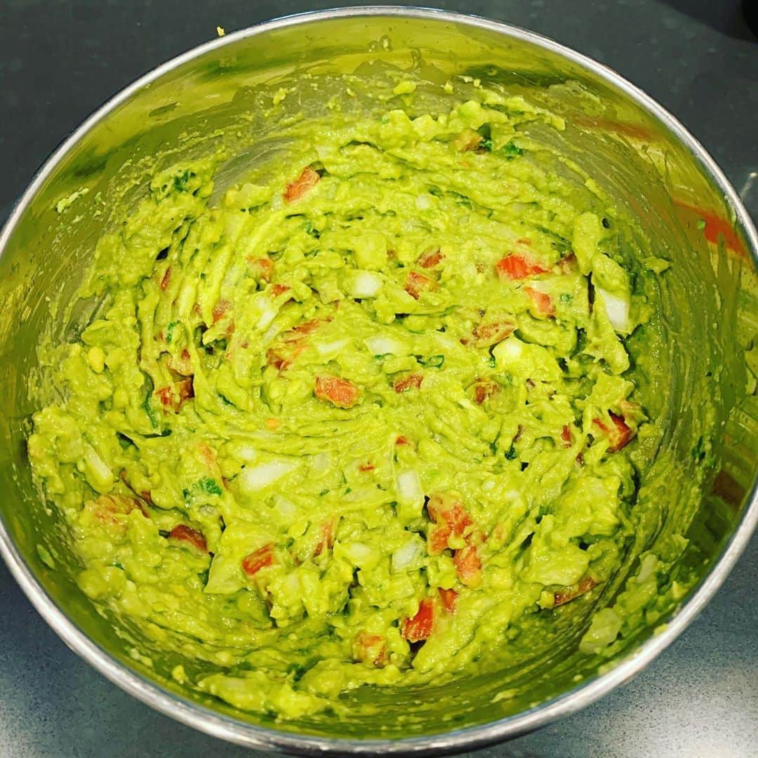 レスリー・フェラさんのインスタグラム写真 - (レスリー・フェラInstagram)「Holy homemade guacamole!! Is it happy hour, yet? Wait, it’s Election Day. It’s happy hour all day. 🥑 🍸」11月4日 8時58分 - mslesleyfera