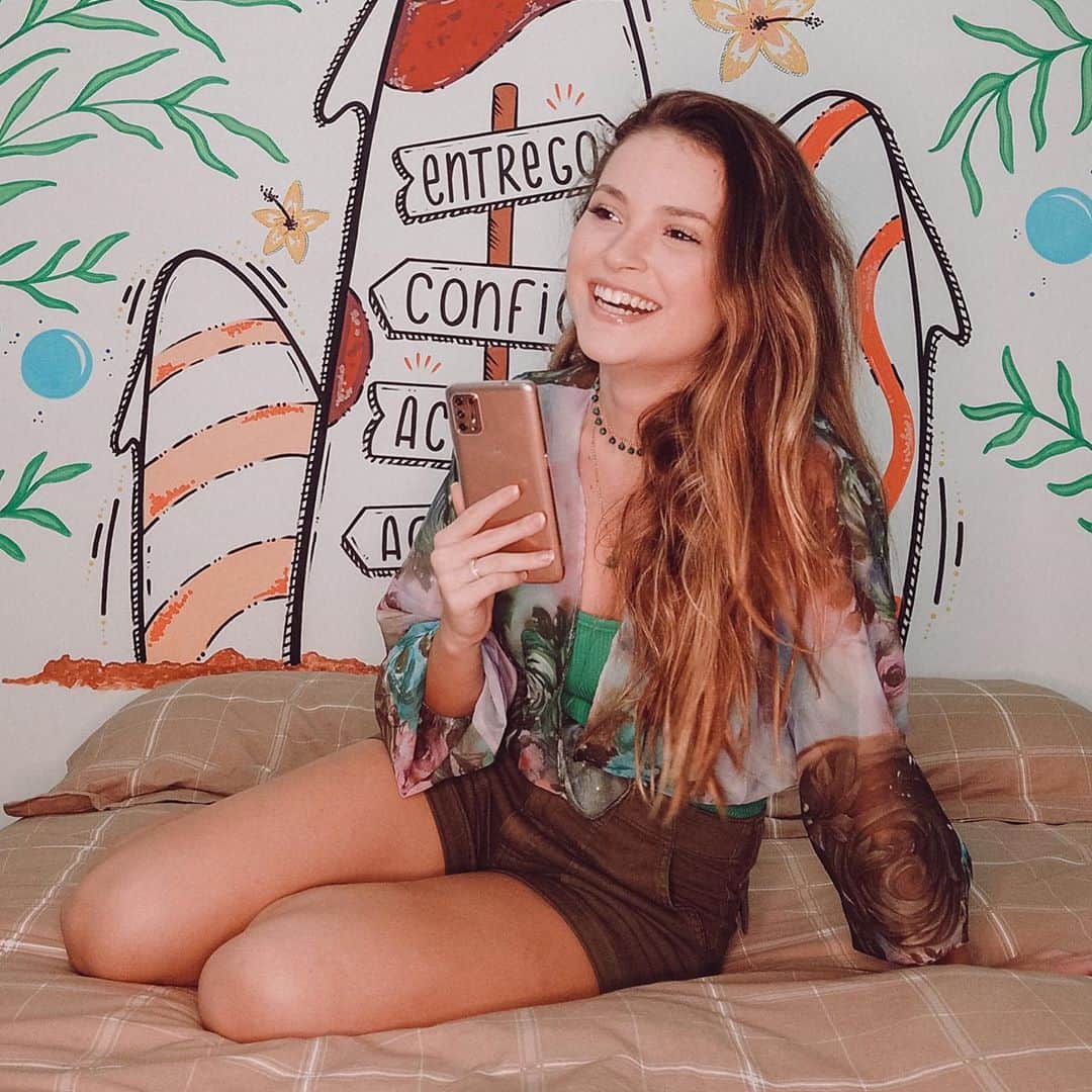ライサ・チャダッドのインスタグラム：「Gente, vocês sabem que eu sempre tive o apoio incondicional da minha família né? Nos momentos difíceis, contei com o abraço encorajador de cada um deles. E eu fui convidada a contar essa história com o lindo do moto g9 plus. Um smartphone incrível da @motorolabr que pode te ajudar a conquistar seus sonhos e a compartilhar os seu propósito, tudo o que você quer em um único smartphone! Demais né? Fiquem de olho que em breve vou compartilhar mais detalhes com vocês #motog9 #vocequervocetem #hellomoto」