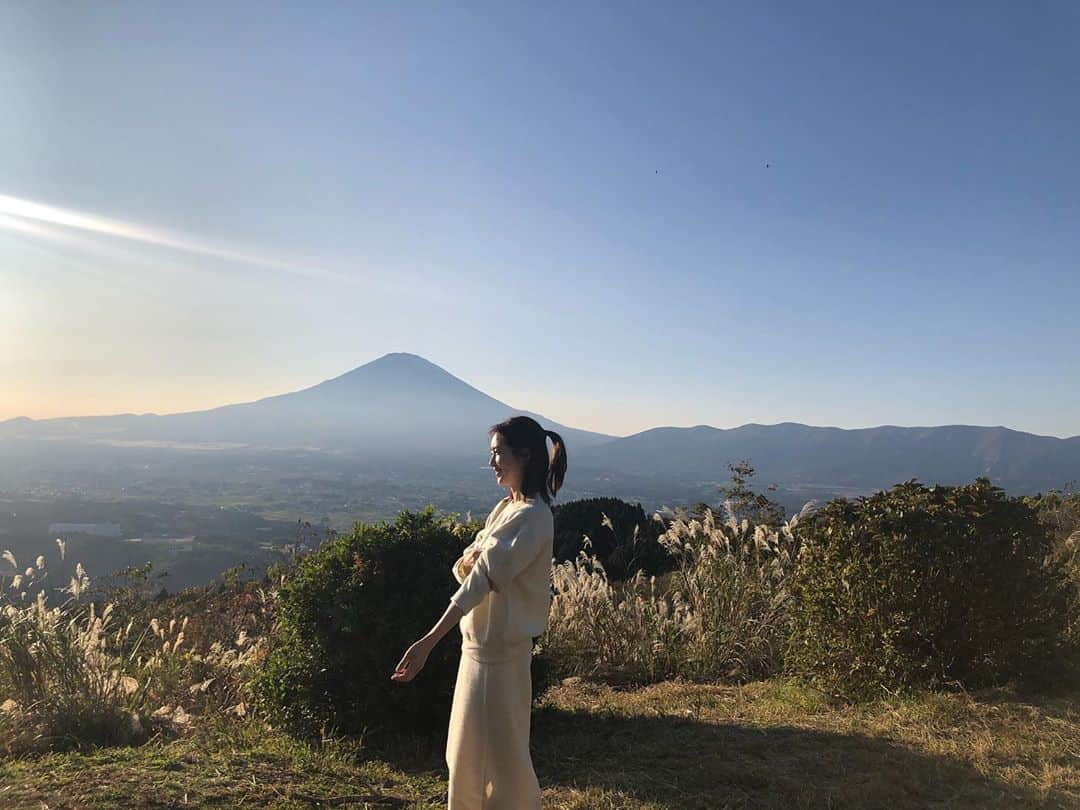笛木優子のインスタグラム：「おはようございます。  逆光ですが、奥は富士山です🗻最高の景色でした。  先日運転中にラジオからとても良い曲が流れていました。  ラジオから自分の好きな曲や良い音楽が流れてくるととても幸せな気持ちになりますよね📻 懐かしい曲が流れたらその当時のことを思い出したりして。。。私がとても好きな瞬間でもあります😚  先日の曲は知らない曲だったのですが、曲の終わりにタイトルを聞こうと思ったら地下駐に入ってしまい。。。聴けず、、  男性で切ないバラードのメロディーなんですが、、、駐車場と言うワードが多くて サビがこんなところに駐車場が。。。こんなところに駐車場が。。。 みたいな感じで あとは、駅にプードルが変な服を着ていましたとか、でもやっぱり車があったらいいなとかそんな歌詞があったような…  わかる方いますか？？笑 曲の雰囲気から「駐車場のうた」でないことは確かなんですが。。。😅😅」